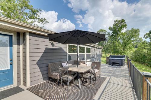 Golden Casa | Outdoor Kitchen and Hot Tub Table Rock Lake House