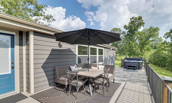 Golden Casa | Outdoor Kitchen + Hot Tub: Table Rock Lake House