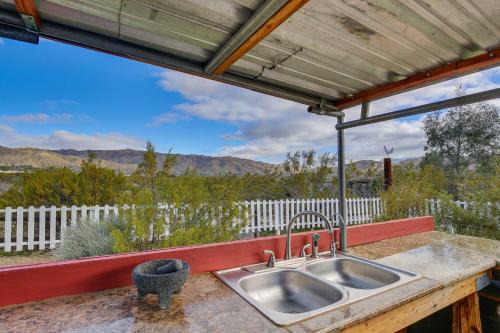 Morongo Valley Casa | Outdoor Kitchen Mtn-View Morongo Valley Cabin!