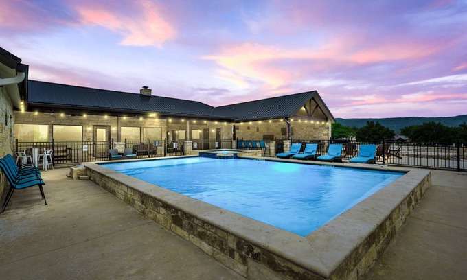 Sabinal Casa | Outdoor kitchen, volleyball, swimming pool & hot tub!