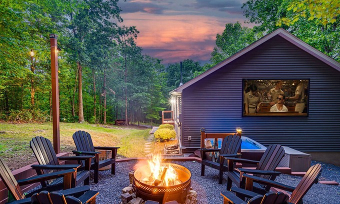 Basye Casa | Outdoor Movie Theater Hot Tub Fire Pit Game Room Cabin 2 miles from Bryce Resort