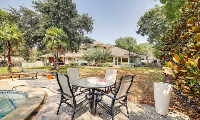 Riverside Terrace Apartamento | Outdoor Oasis + Pool: Cozy Houston Studio!