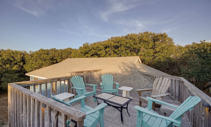 Southern Shores Casa | Outer Banks Retreat - Walk to Beach!