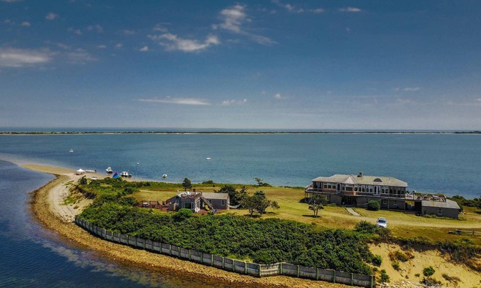 Edgartown Casa | FRENTE AL AGUA DE LUJO COMPUESTO DE 6 DORMITORIOS PLAYA PRIVADA, BARCOS INCLUIDOS, PERROS BIENVENIDOS