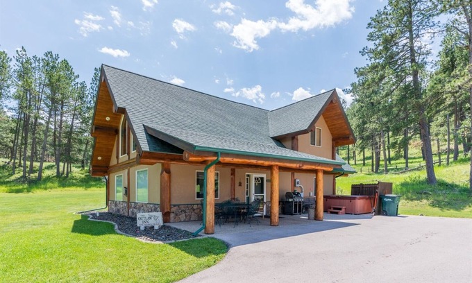 Rapid City Cabina | Outlaw Inn | 3 Bed, 2 Bath