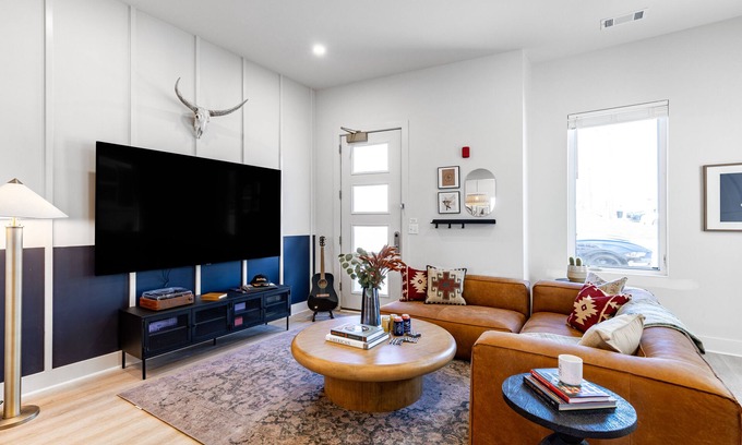 Five Points Casa | Outrider 104 by AvantStay | Close to Downtown & Broadway | Private Balcony