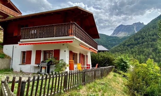 Saint-Luc Chalet De Esquí | Outside : Chalet for 6 persons near the funicular of St-Luc, terrace with garden furniture and barbe