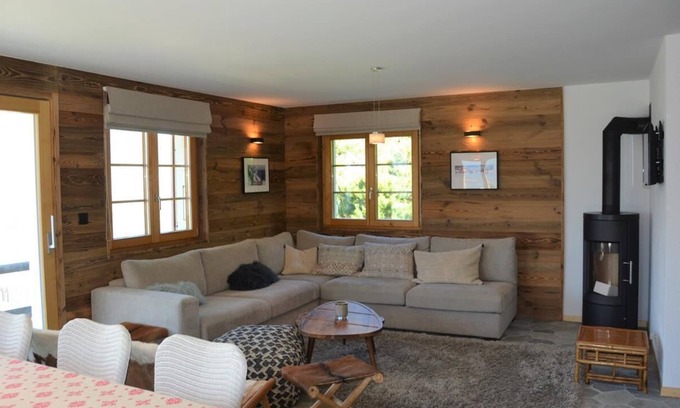 St. Luc Chalet De Esquí | Afuera: Chalet espacioso de 3 pisos, para 8 personas, hermosa vista panorámica, a 2 minutos del