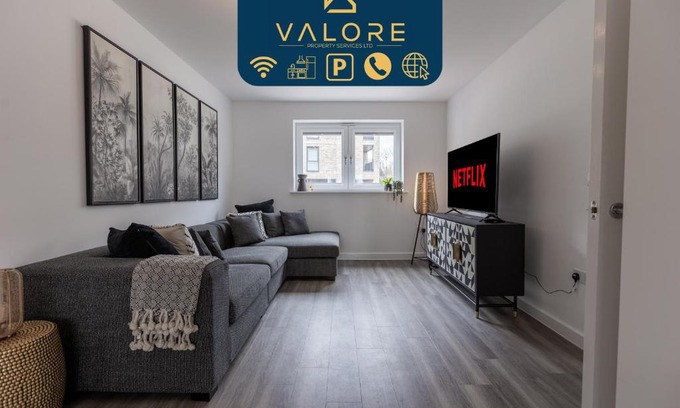 Milton Keynes Casa | Outstanding 5 Bedroom Townhouse, Canal Views By Valore Property Services