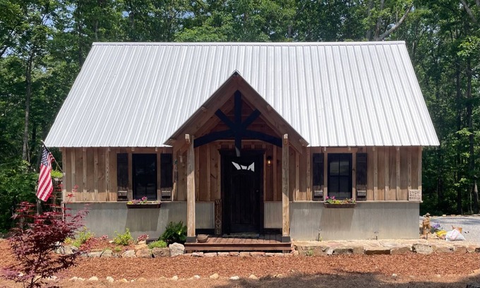 Rising Fawn Cabina | "Outstanding Long Weekend Location!" Cozy 2BR Cabin w/Screened Porch - 2 miles to Cloudland Canyon
