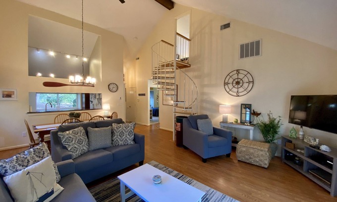 Brewster Condominio | Ocean Edge, Patio Style w/ Enclosed Loft, Renovated, Central AC, 6 Pool Passes (Fees Apply) - AL0163