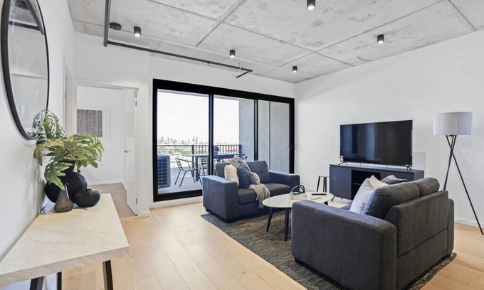 Footscray Apartamento | Ovation - Central Footscray Apt. w/ parking & pool