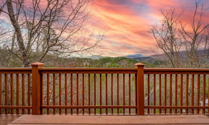 Pigeon Forge Casa | OVER THE MOUNTAIN - Smoky Mountain View Cabin
