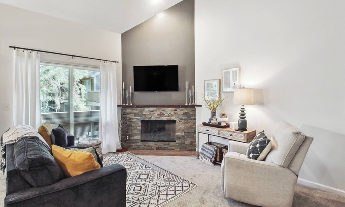 Overland Park Condominio | Overland Park Condo, Close to Lakes & Parks!