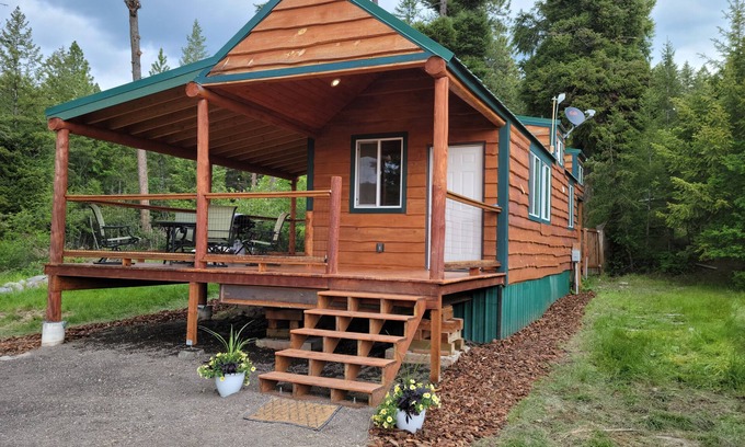 Lake Mary Ronan Cabina | Overlook-Cabaña-Premium-Baño Privado-Vista al Lago