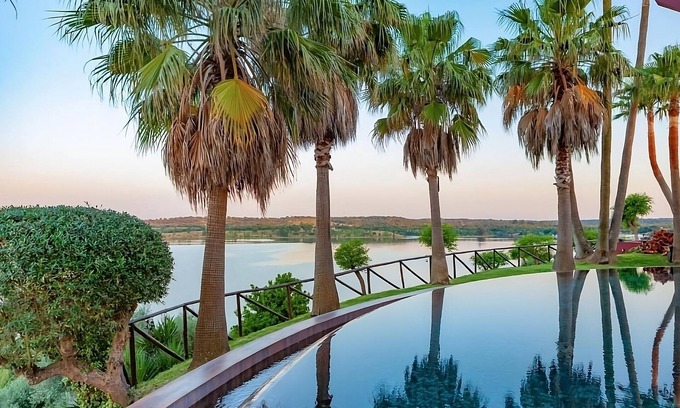 Ponte de Sor Casa | Overlooking Montargil Dam! Garden View, Free Parking, Outdoor Swimming Pool!