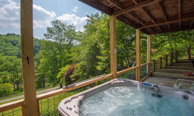 West Jefferson Cabaña | Planee sus vacaciones en el nuevo río en esta casa de campo - Jacuzzi - Fire Pit