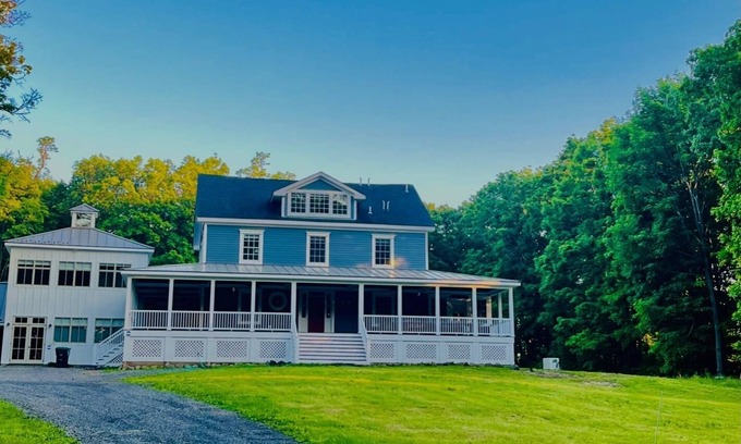 Ulster Park Casa | Oversized Country house, Quiet Retreat & Gathering space ~NEW !!!