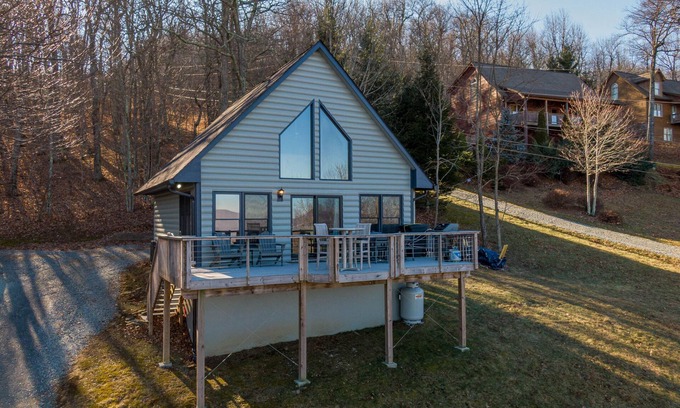 Boone Cabina | Owens Perch - pet friendly, big views near downtown Boone