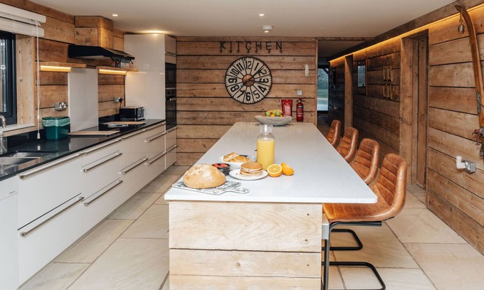 Cuddesdon Casa | Owl Barn - Ski Chalet Style