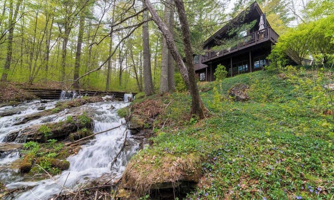 Dorset Casa | Owl Brook: Creekside Mid-Century Escape