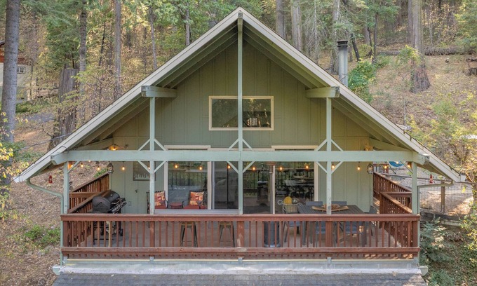 Altaville Cabina | Owl's Nest - Walking Distance to Lake, Hot Tub, Pet Friendly