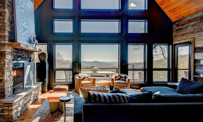 Blowing Rock Cabina | Owls Nest: hogar que admite mascotas con mesa de billar, hermosas vistas, chimeneas interiores y exteriores