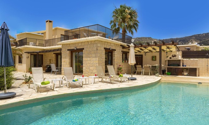 Peyia Town Villa | 'Owls Watch Villa' - Una villa de piedra que tiene capacidad para 6 personas en 3 dormitorios