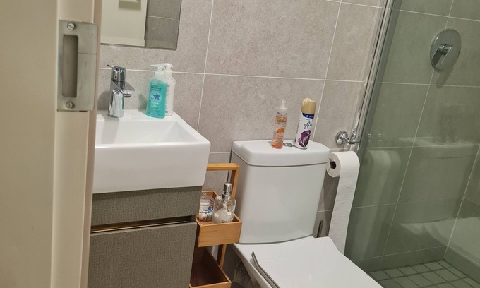 Greater Johannesburg Metropolitan Area Apartamento | Own room and bathroom in an apartment for a solo traveler