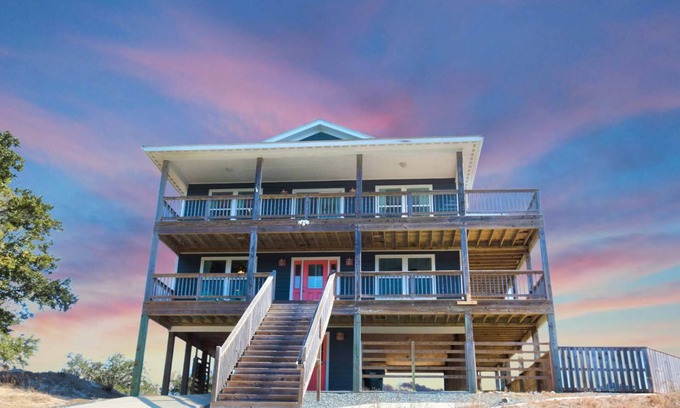 Monteray Shores Casa | OWNERS WEEKS OPEN⭐NEW HOT TUB⭐️Heated Pool, Linens, Wifi, Tennis Courts, Dogs