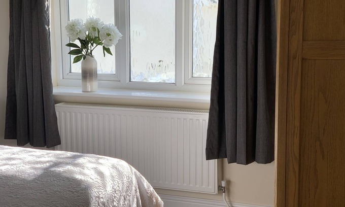 Port-Eynon Cabaña | Oxwich View Cottage - short walk to Port Eynon beach and village amenities
