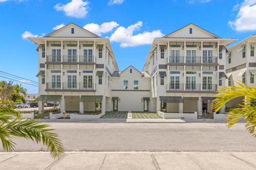 Clearwater Beach Casa | Oynx House & Jade House at the Gemma - 2 Amazing Homes Steps to Clearwater Beach