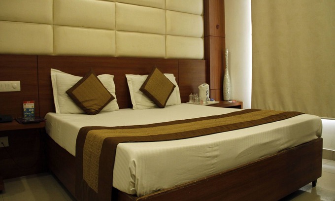 Sector 14 Hotel | OYO 495 Hotel Chaupal