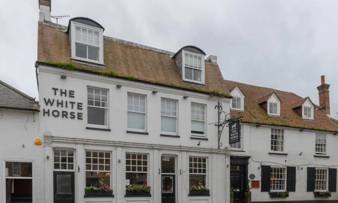 Storrington Hotel | OYO White Horse Hotel