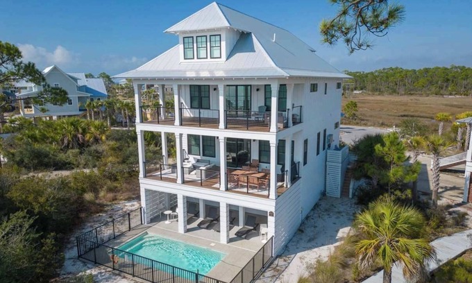 Port St. Joe Casa | Oyster cove- Beach front -pet friendly -elevator