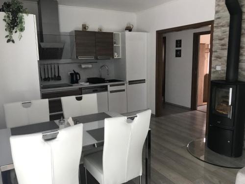 Krovi Apartamento | Příjemný apartmán Křoví v rodinném domku se sdíleným bazénem, terasou a zahradou
