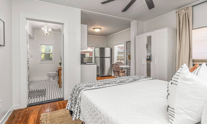 Southeast Pensacola Casa | P'Cola at Nightfall. 1 bed 1 bath Cottage