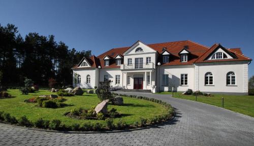 Sierakowice Complejo | Pałac i Folwark Ńemino