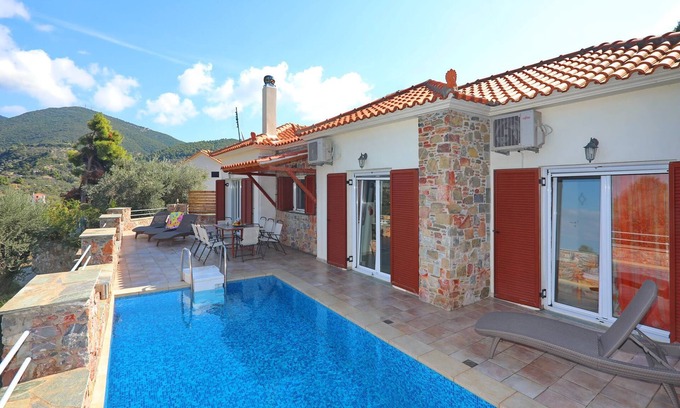 Skopelos Villa | ΜΑΓΕΥΤΙΚΗ ΒΙΛΑ ΣΤΗΝ ΣΚΟΠΕΛΟ ΜΕ ΑΠΕΡΙΟΡΙΣΤΗ ΚΑΙ ΘΕΑ ΚΑΙ ΠΙΣΙΝΑ