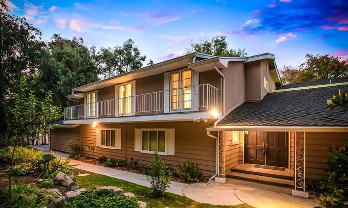 Calabasas Casa | Pacific Dreams at Woodland Hills. Distinguished 8