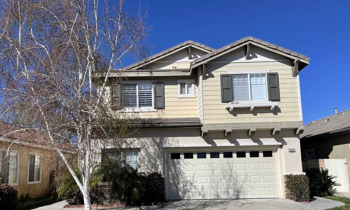 Santa Susana Casa | Pacific Dreams Simi Valley is a Distinguished 5 BR 2.5 BA that sleeps 8-10.