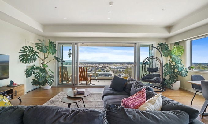 Christchurch City Centre Cabaña | Pacific Panorama - Christchurch Holiday Apartment