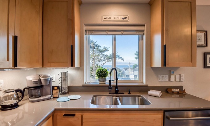 Lincoln City Casa | Pacific Peeks 2 - Oceanview Pet Friendly Retreat with EV Charging (fee)