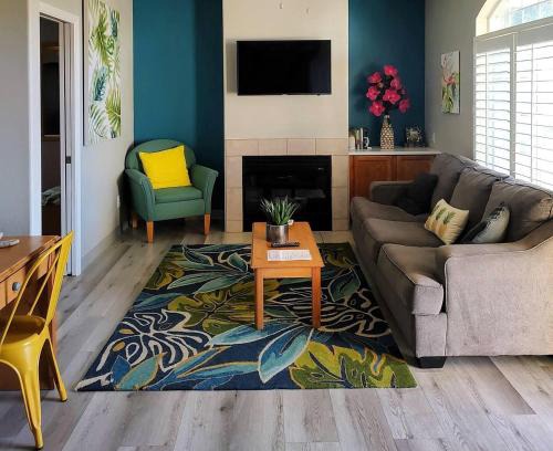 Oceano Casa | Pacific Plaza #605 - Seaside Flamingo Retreat - 1BdrmD-K-QSofa