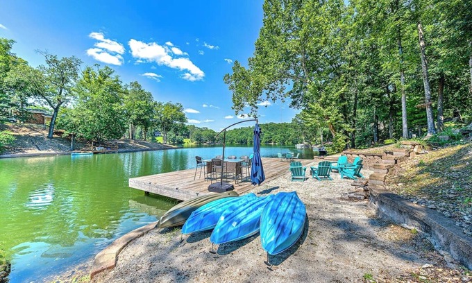 Bella Vista Casa | Lakefront Serenity! Paddle, Kayak and Relax from your private dock!
