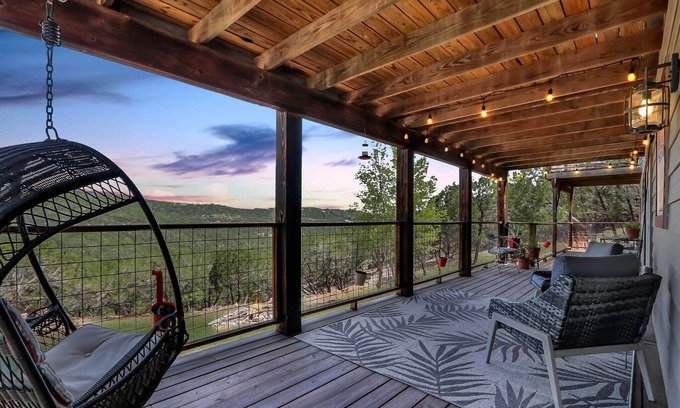 New Braunfels Casa | Painted Paradise Guest Suite | Romantic Hill Country Sunsets with a swimming poo