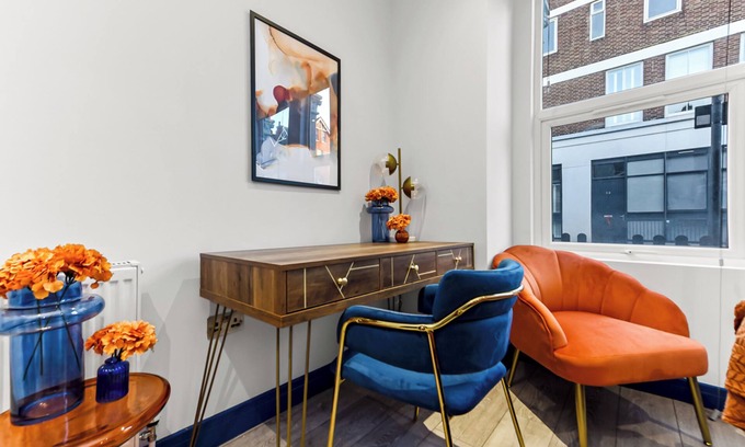 Barnes Casa | Palatial Style House Secs to Lovely River Walk