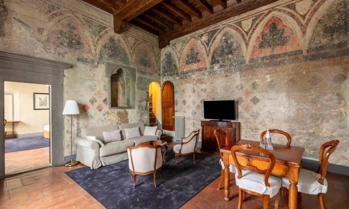 Santo Spirito Apartamento | PALAZZO BOTTICELLI by Ponte Vecchio, several units! Perfect for big groups!