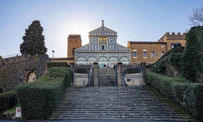 Sant' Ambrogio Apartamento | Palazzo Lungarno Luxurious 4-Bedroom Penthouse with Terrace in Central Florence