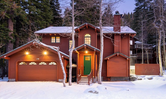Olympic Valley Cabina | Palisades Getaway A/C Hot Tub Nature Views EV Chrg